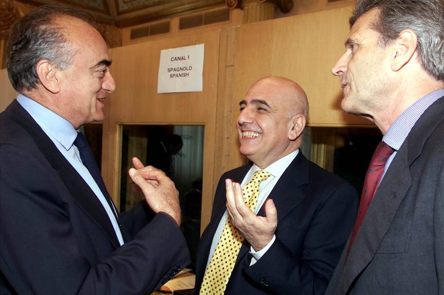 Galliani, al centro, con Antonio Giraudo (Juve) e Giacinto Facchetti (Inter) nel maggio 2001. Ansa